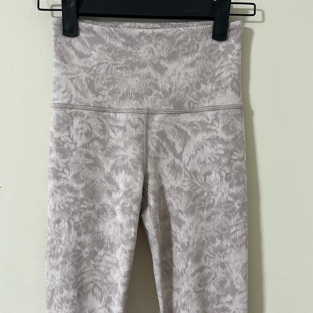 Athleta Elation Textured Tight Frosted Floral Velvety Pink/ Icelandic Mineral - Picture 3 of 11